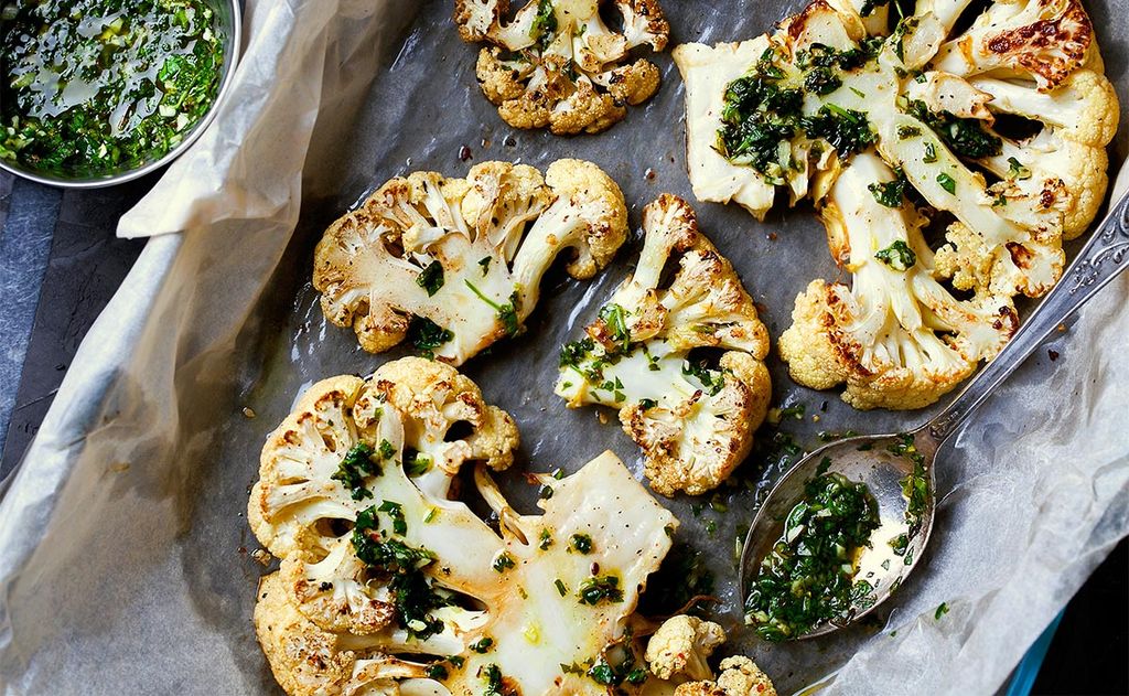 'Steaks' de coliflor con chimichurri de lima y cilantro
