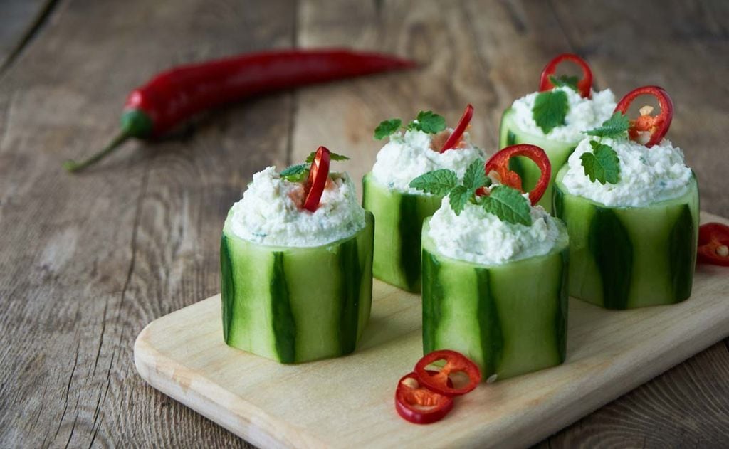 Pepinos rellenos de 'ricotta' y chile