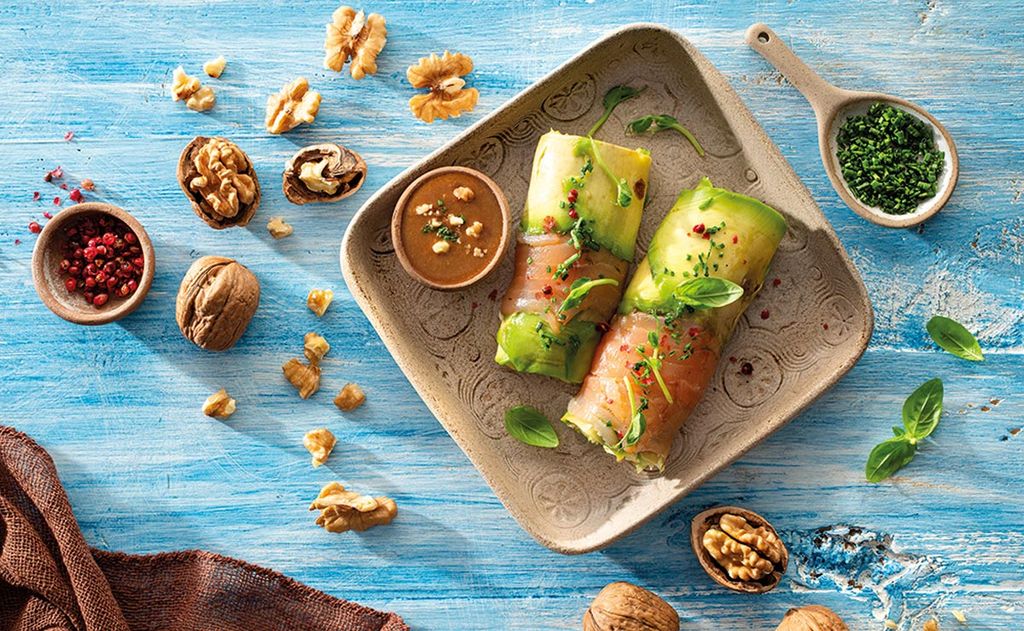 Canelón de aguacate y salmón con vinagreta de nueces