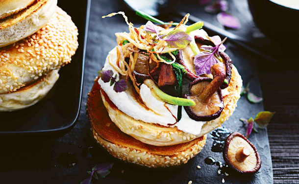 Hamburguesa de verduras con 'tofunesa' y jengibre crujiente Hamburguesa de verduras con 'tofunesa' y jengibre crujiente