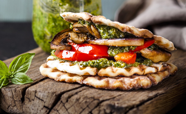 Sándwich-gofre de verduras y pesto de almendras Sándwich-gofre de verduras y pesto de almendras