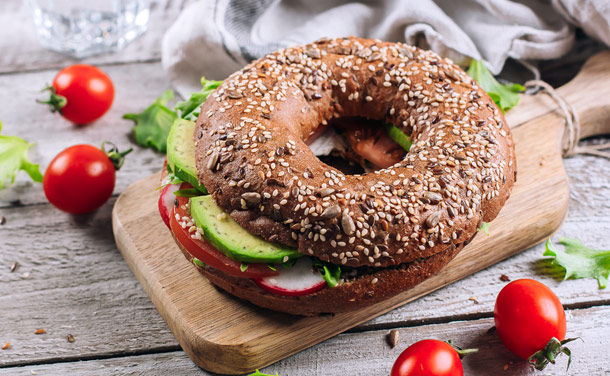 Bagel integral de aguacate, tomate y queso cremoso Bagel integral de aguacate, tomate y queso cremoso