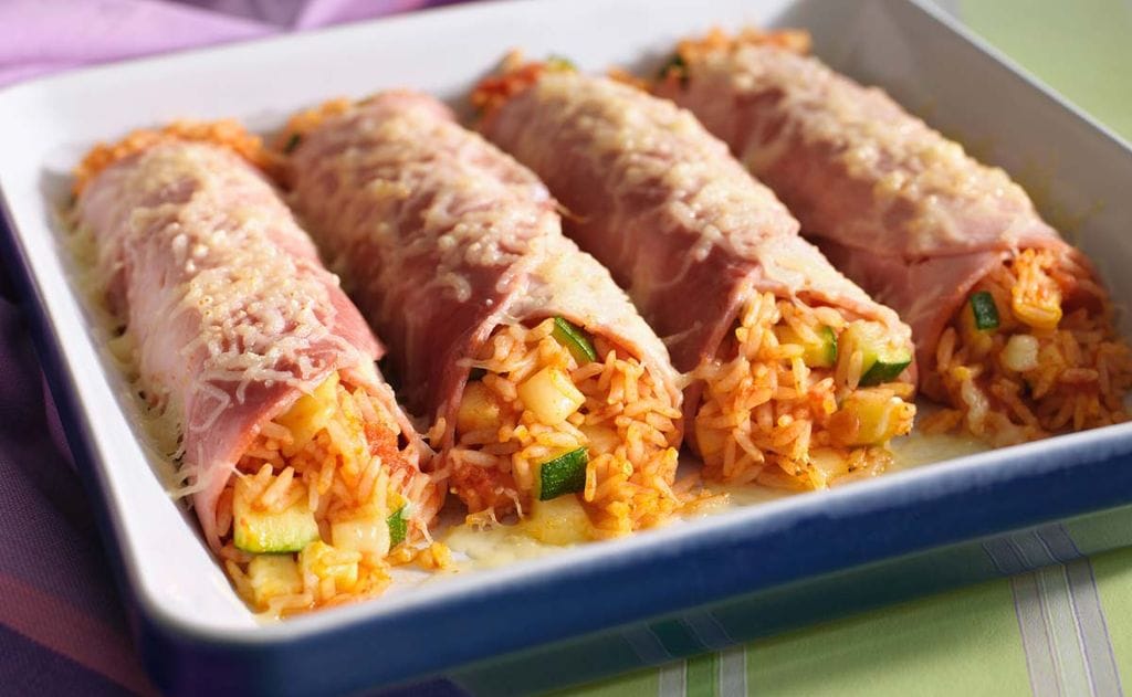 Canelones de jamón rellenos de arroz con calabacín