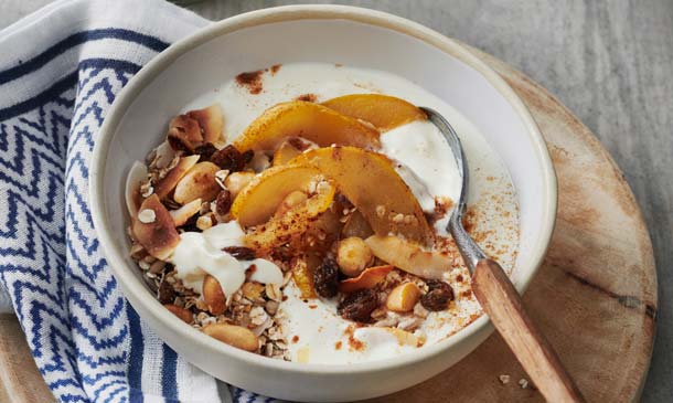 Muesli con yogur, frutos secos y pera Muesli con yogur, frutos secos y pera