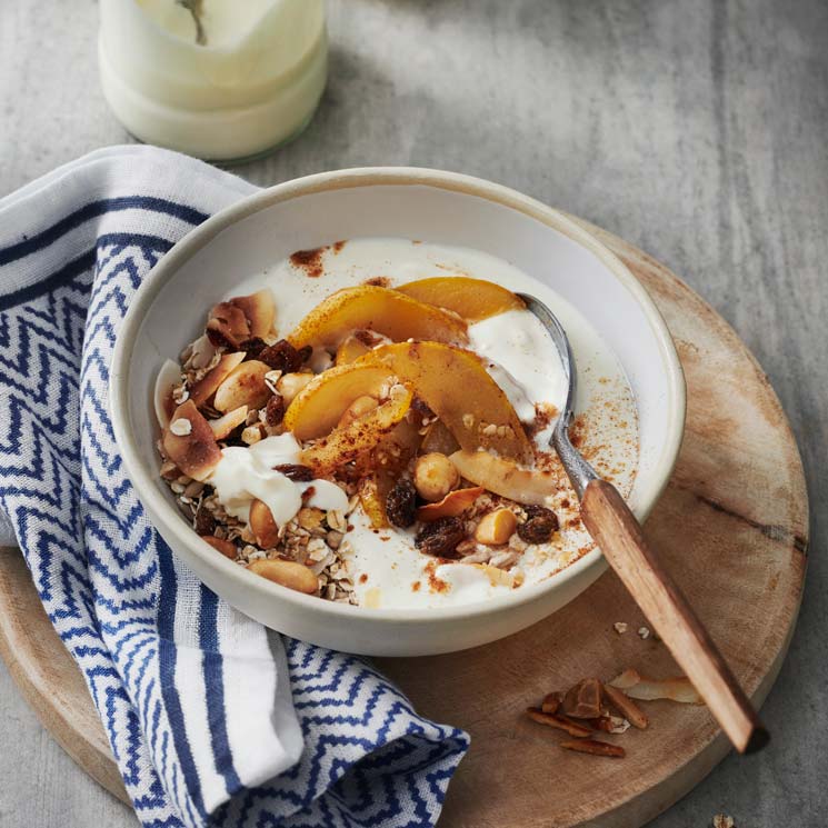 Muesli con yogur, frutos secos y pera