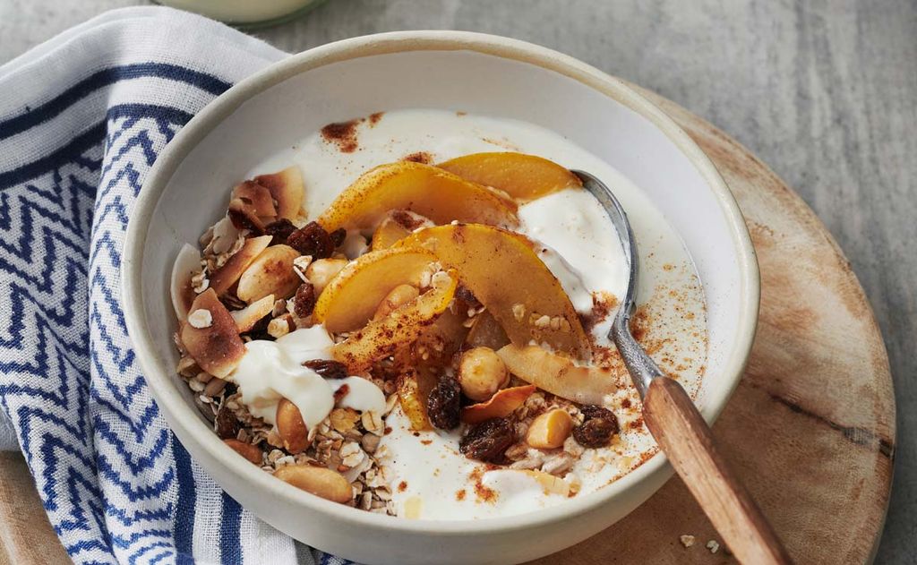 Muesli con yogur, frutos secos y pera