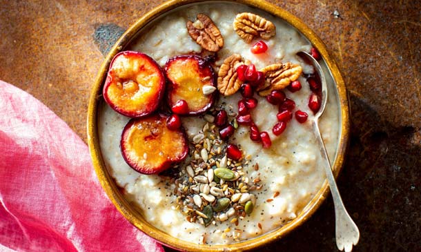 'Porridge' con ciruelas, nueces pecanas y granada 'Porridge' con ciruelas, nueces pecanas y granada