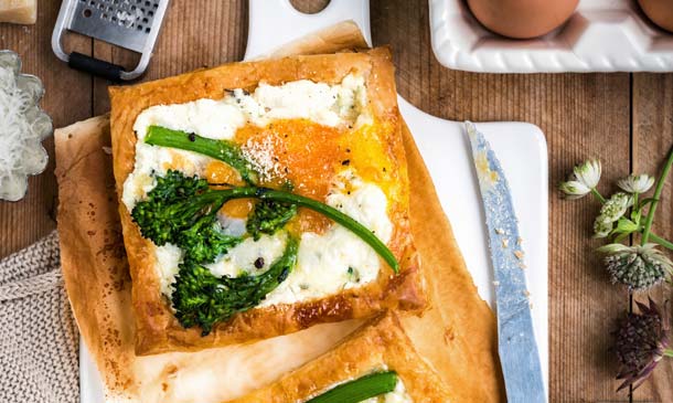 'Galettes' de hojaldre con huevo y brócoli