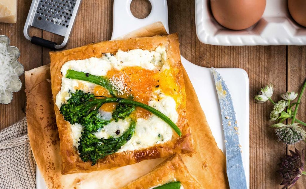 'Galettes' de hojaldre con huevo y brócoli