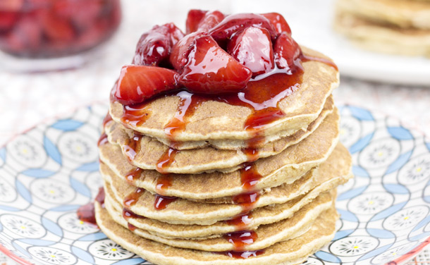 Tortitas integrales con salsa de fresa Tortitas integrales con salsa de fresa