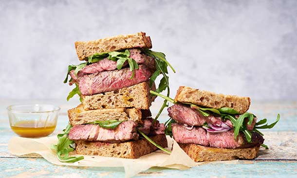 Sándwich de 'steak' de carne con aliño de mostaza