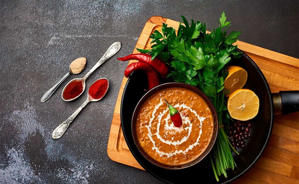 'Dal Makhani' (guiso de lentejas y judías pintas)