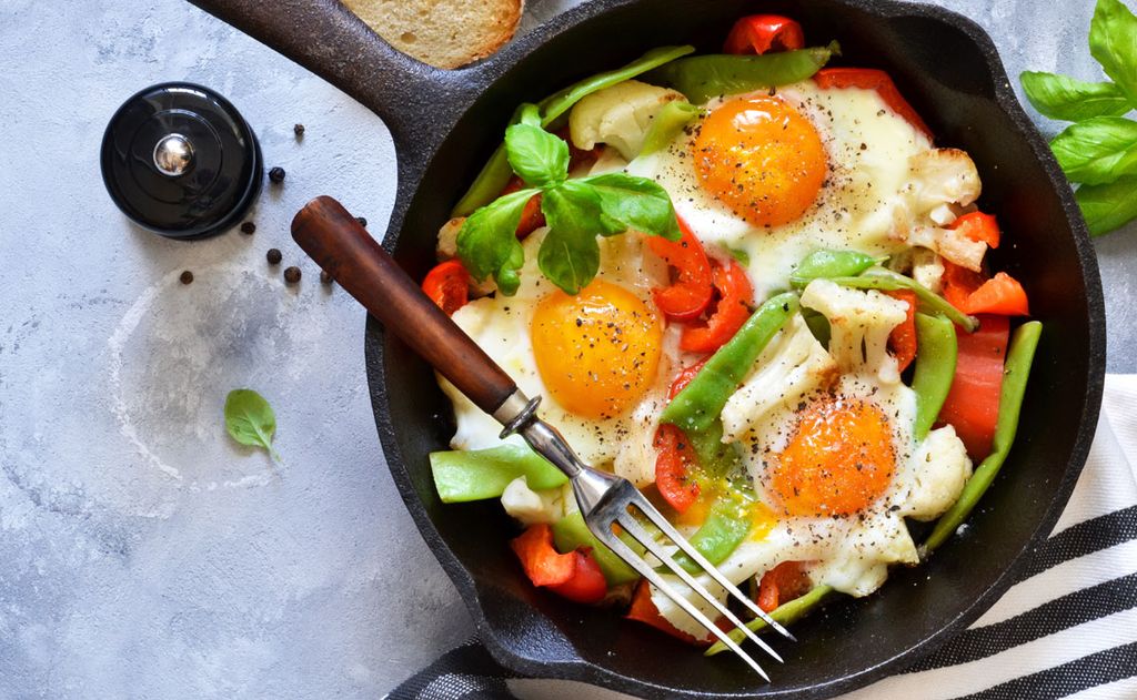 Salteado de verduras con huevos fritos