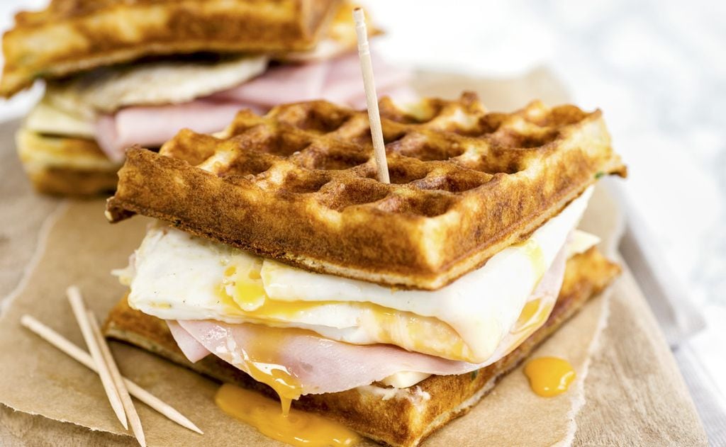 Gofres salados con jamón, queso y huevo