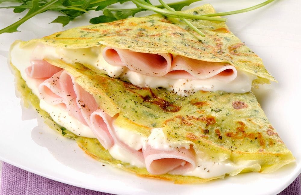 Crepes a las finas hierbas con jamón y queso