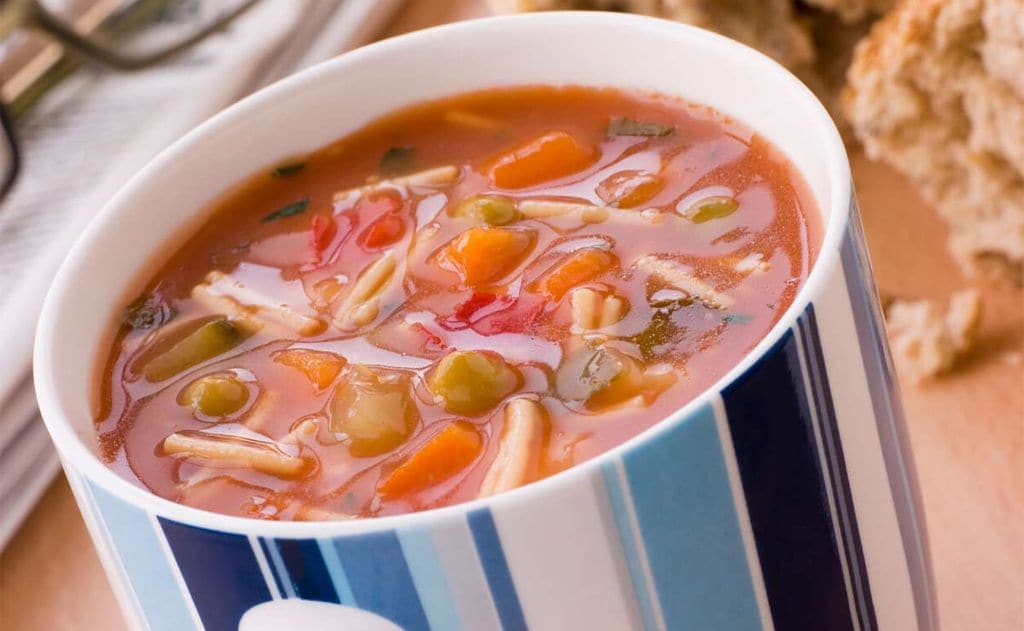 Sopa minestrone con fideos en microondas