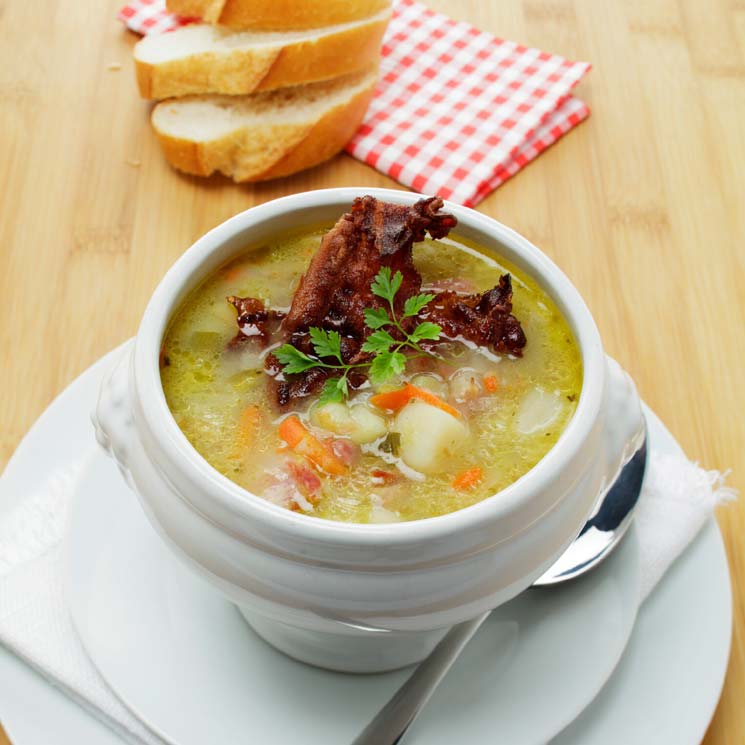 Sopa de patata y zanahoria con beicon crujiente