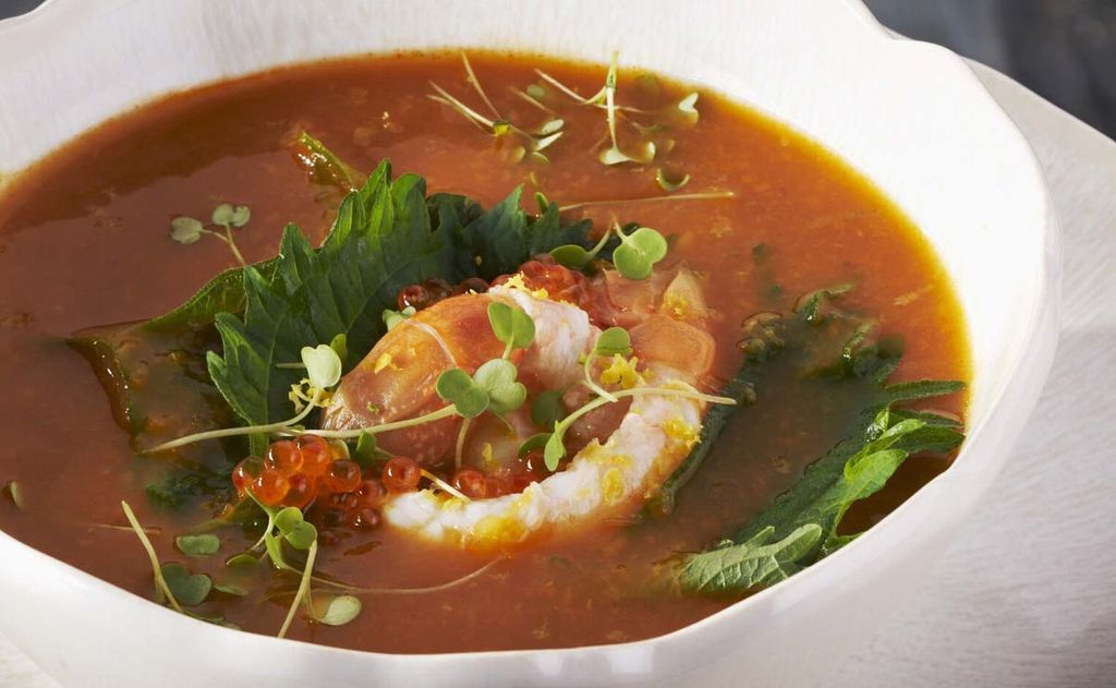Sopa de gambas con hojas de 'sisho' en el microondas