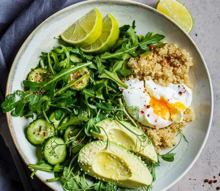 Ensalada de quinoa, aguacate y huevo escalfado
