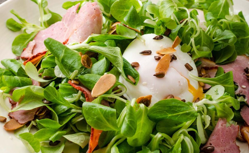 Ensalada de canónigos con rosbif y huevo poché Ensalada de canónigos con rosbif y huevo poché