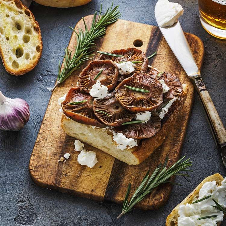 'Bruschetta' de níscalos y queso al romero