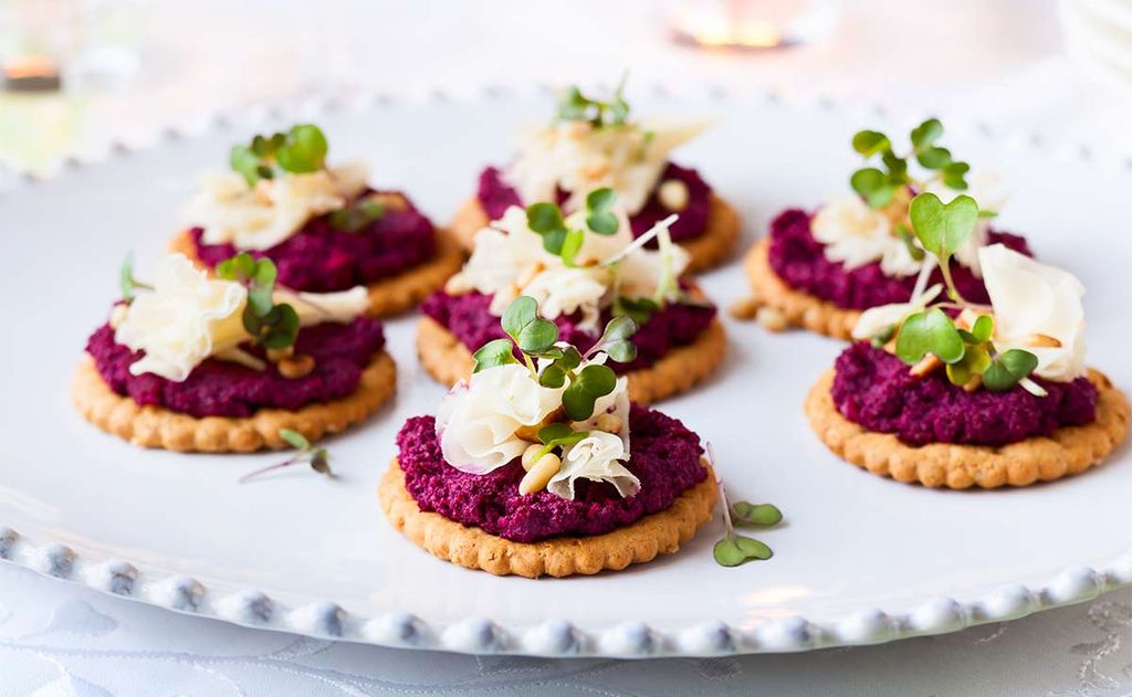 Galletas saladas con pesto de remolacha