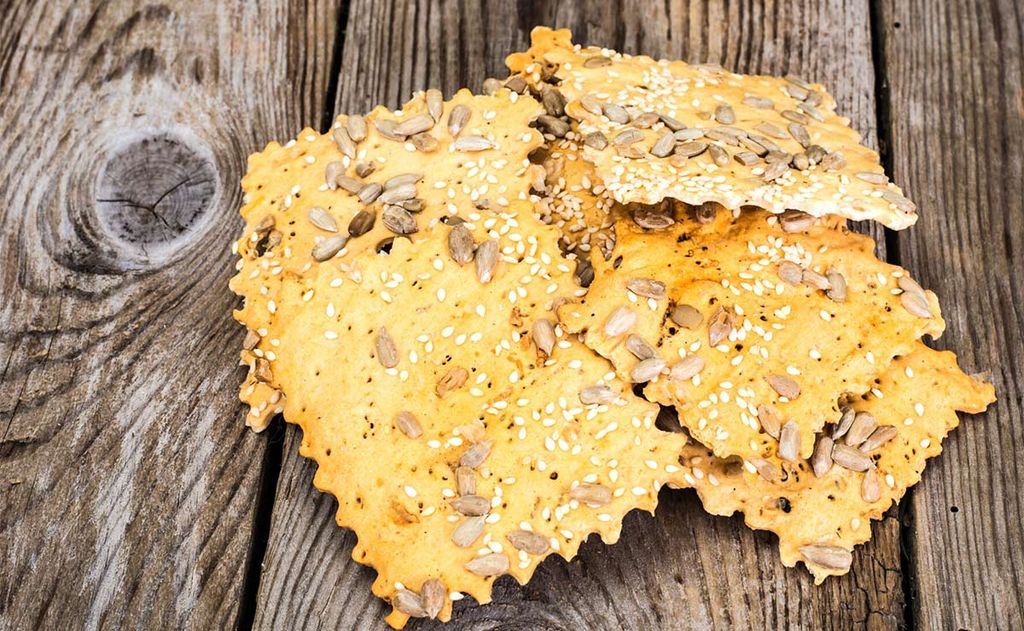 'Crackers' caseras con pipas y sésamo