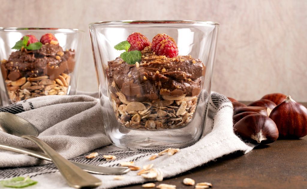 Vasitos de crema de castaña y chocolate con muesli