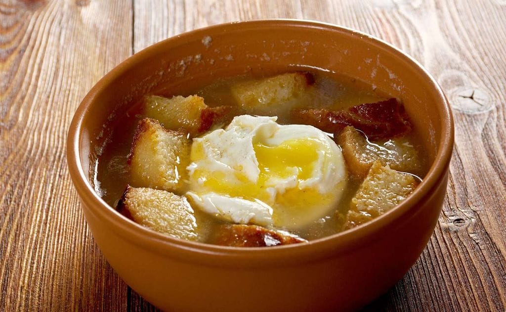 Sopa de ajo con pan y huevo