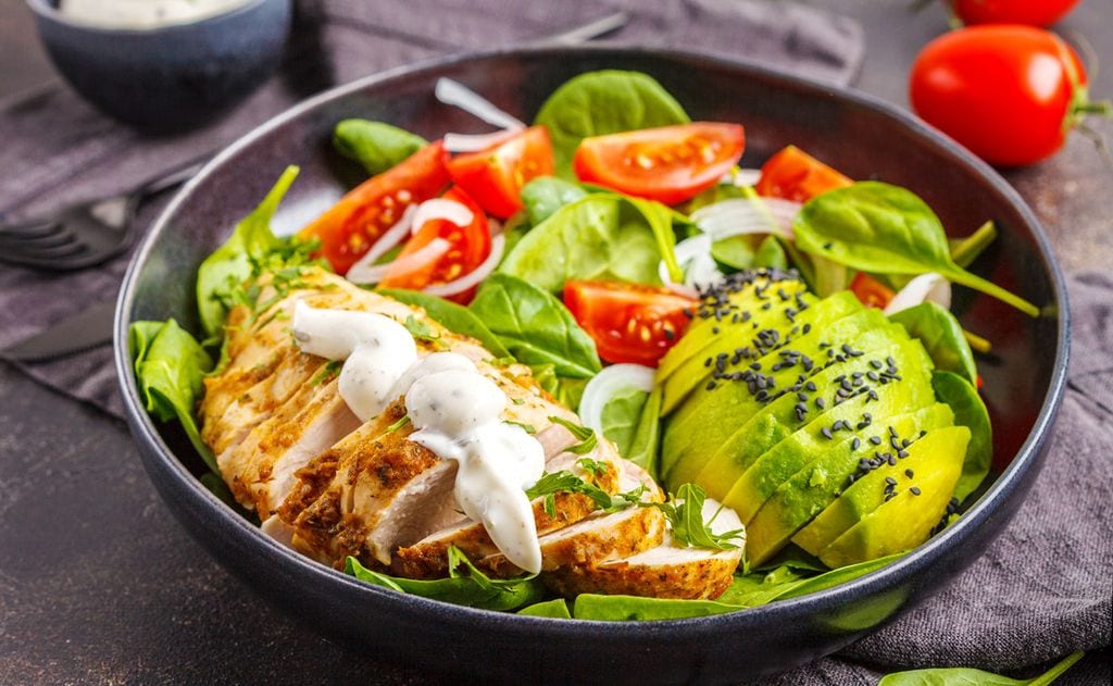 Ensalada de pollo y aguacate