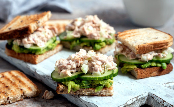 Sándwich de aguacate, pepino y atún Sándwich de aguacate, pepino y atún