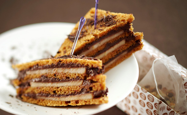 Sándwich de pan de jengibre, pera y crema de chocolate Sándwich de pan de jengibre, pera y crema de chocolate