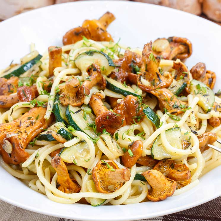 Espaguetis con calabacín y níscalos