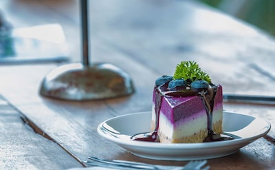 La tarta más espectacular de queso fría con violetas y arándanos