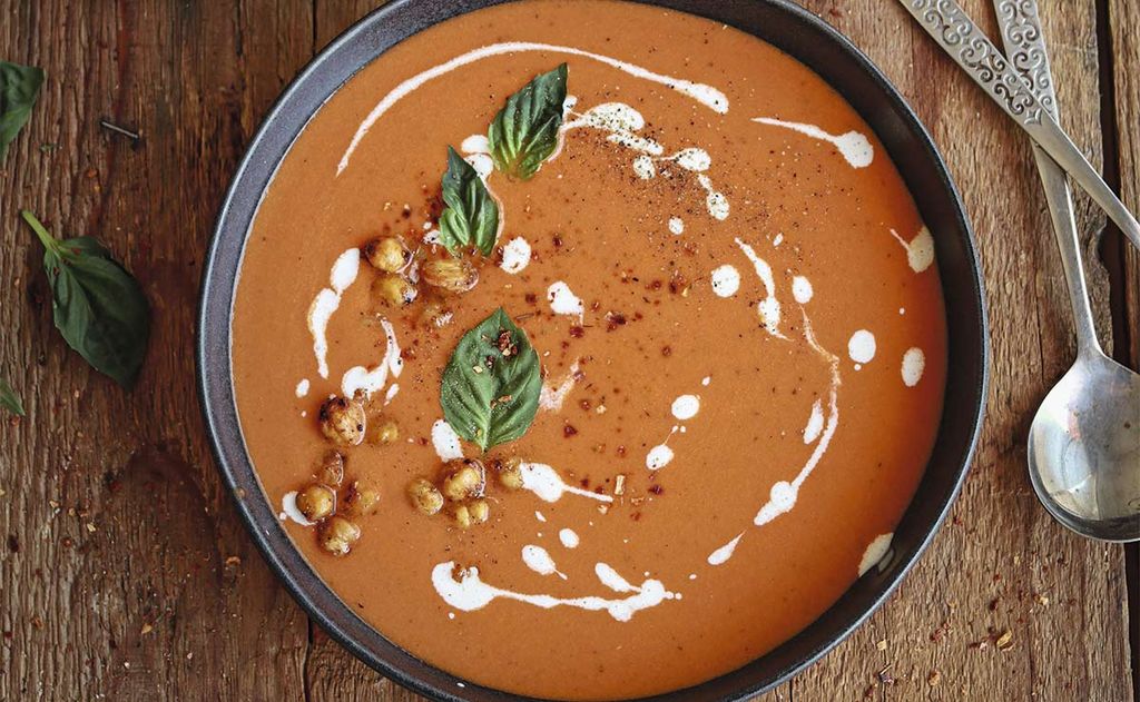 Sopa de tomate con sabor a pizza con garbanzos especiados