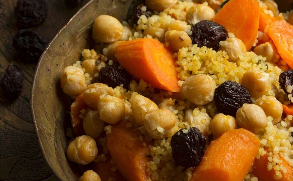 Cuscús al curry con garbanzos, zanahoria y uvas pasas