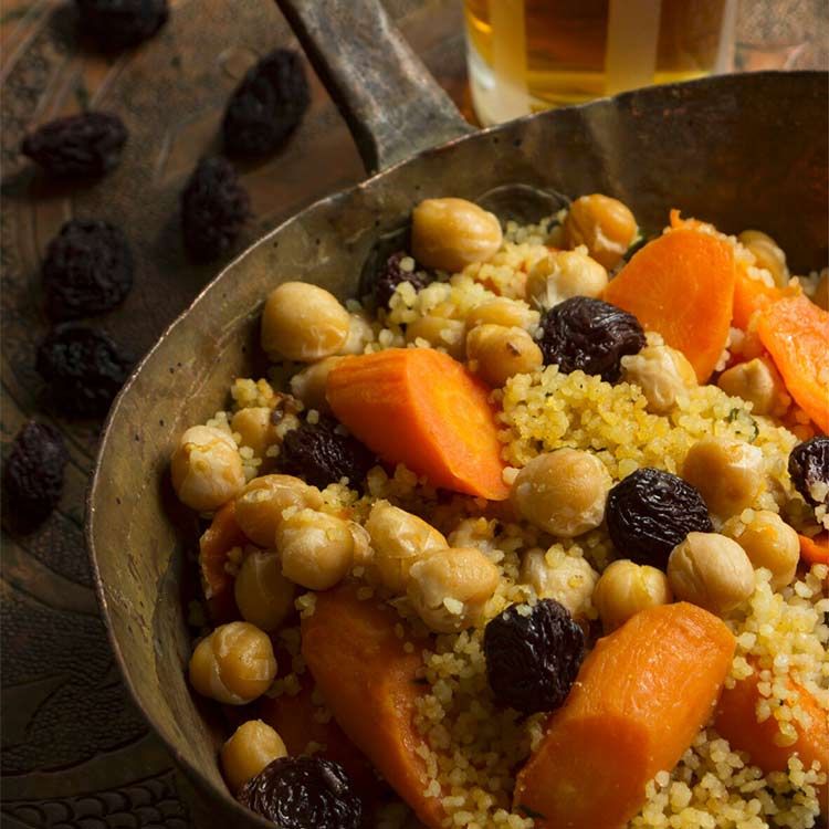 Cuscús al curry con garbanzos, zanahoria y uvas pasas