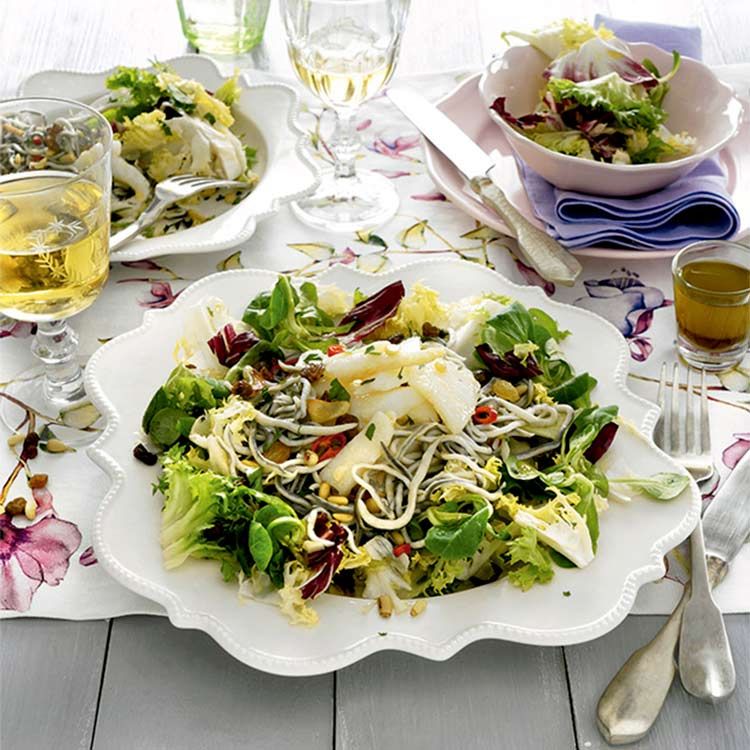 Ensalada de bacalao, gulas, pasas y piñones Ensalada de bacalao, gulas, pasas y piñones