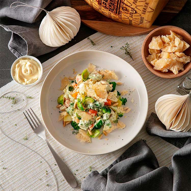 Ensalada rusa de invierno con lascas de Grana Padano Ensalada rusa de invierno con lascas de Grana Padano