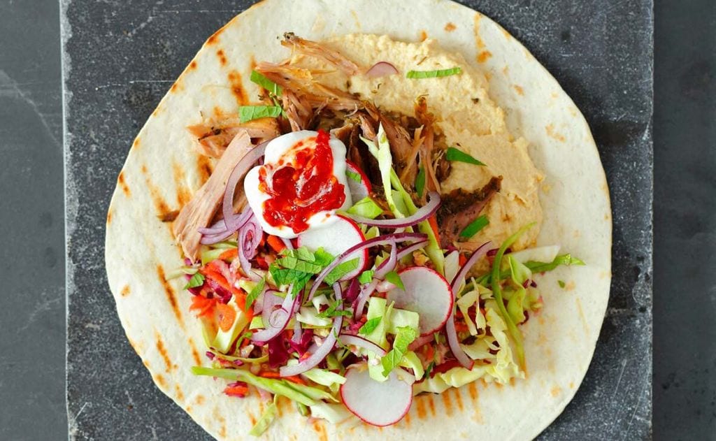 Tacos de 'pulled pork' con humus y ensalada de col