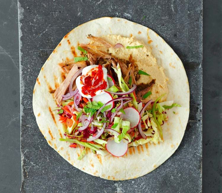 Tacos de 'pulled pork' con humus y ensalada de col