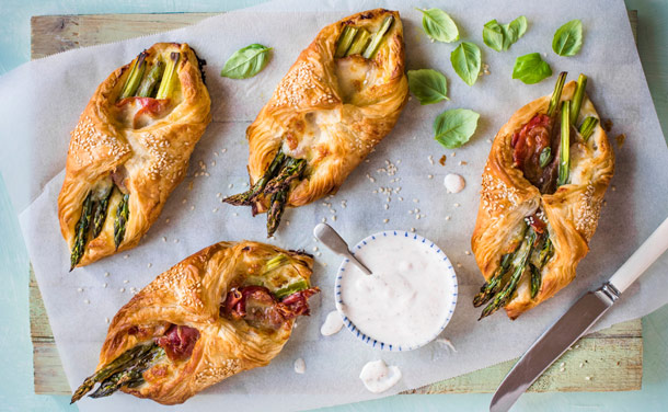 Hojaldritos de espárragos, jamón y queso Hojaldritos de espárragos, jamón y queso
