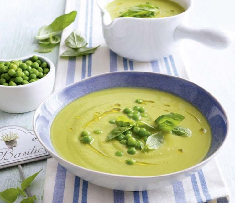 Crema de guisantes con aceite de albahaca