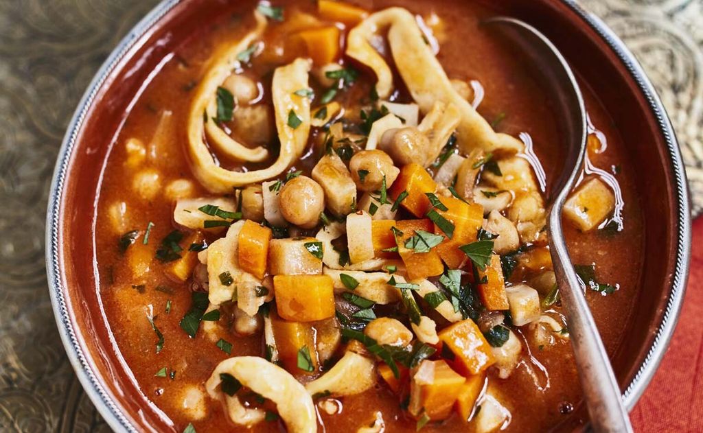 Sopa de 'noodles' con garbanzos y 'harissa'