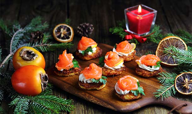 Aperitivo de salmón ahumado sobre tortitas de patata y caqui Aperitivo de salmón ahumado sobre tortitas de patata y caqui