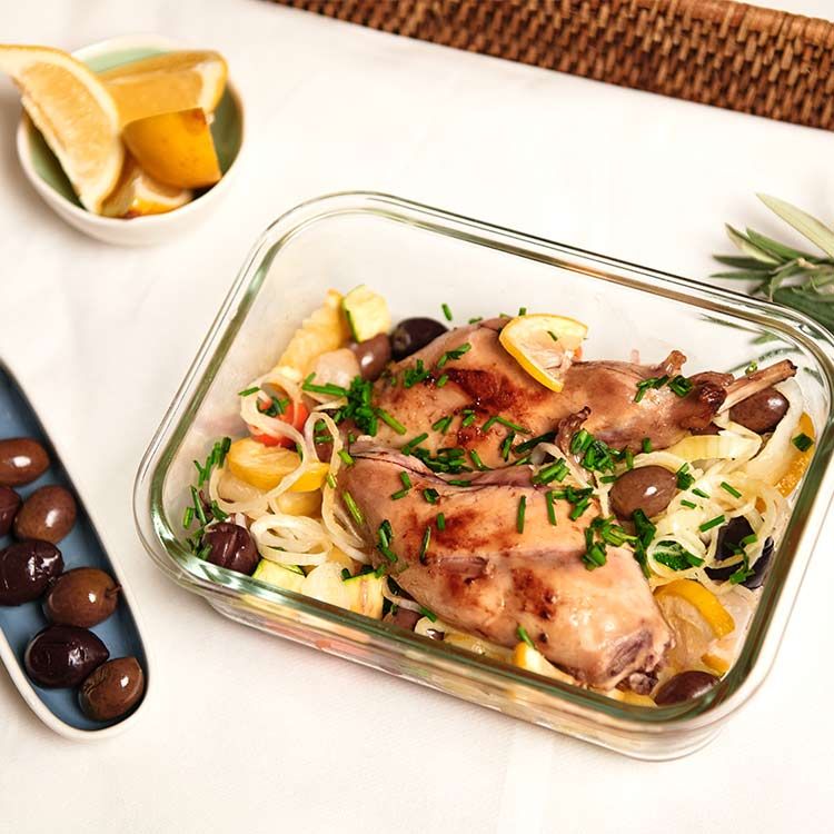 Muslos de conejo al horno con limón y aceitunas