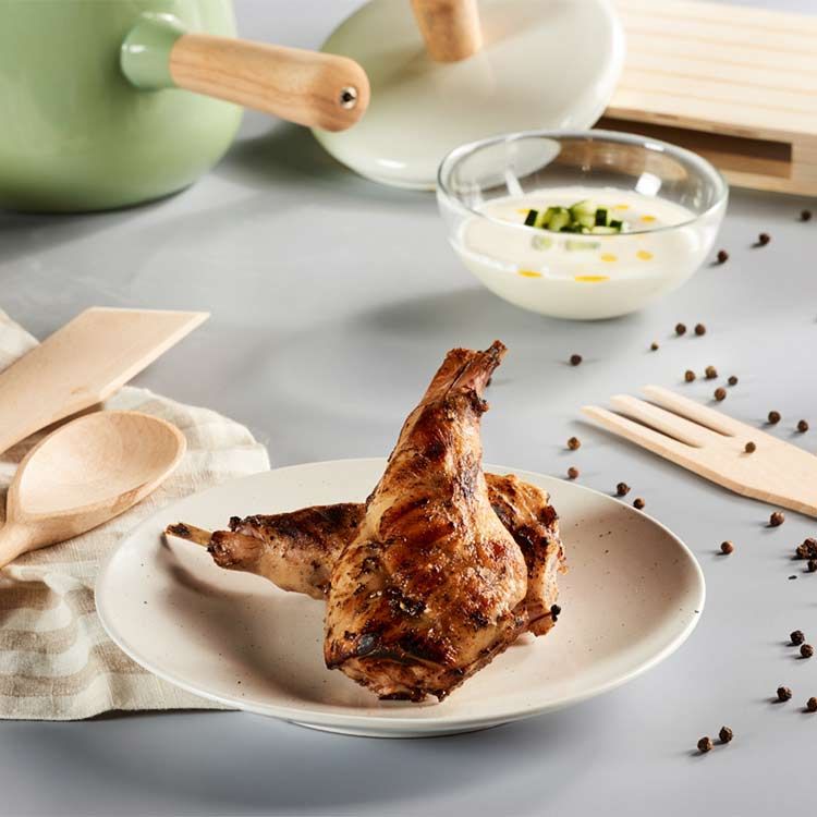 Muslos de conejo con yogur, pimienta y cilantro