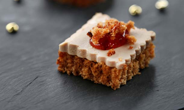 Bocadito de foie con pan de especias y mermelada de fresas Bocadito de foie con pan de especias y mermelada de fresas