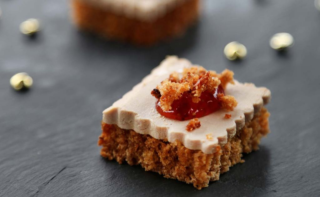 Bocadito de foie con pan de especias y mermelada de fresas