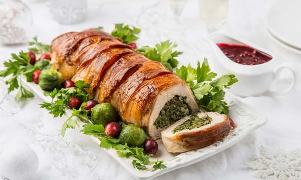 Pechuga de pavo rellena de espinacas con salsa de frutos rojos Pechuga de pavo rellena de espinacas con salsa de frutos rojos